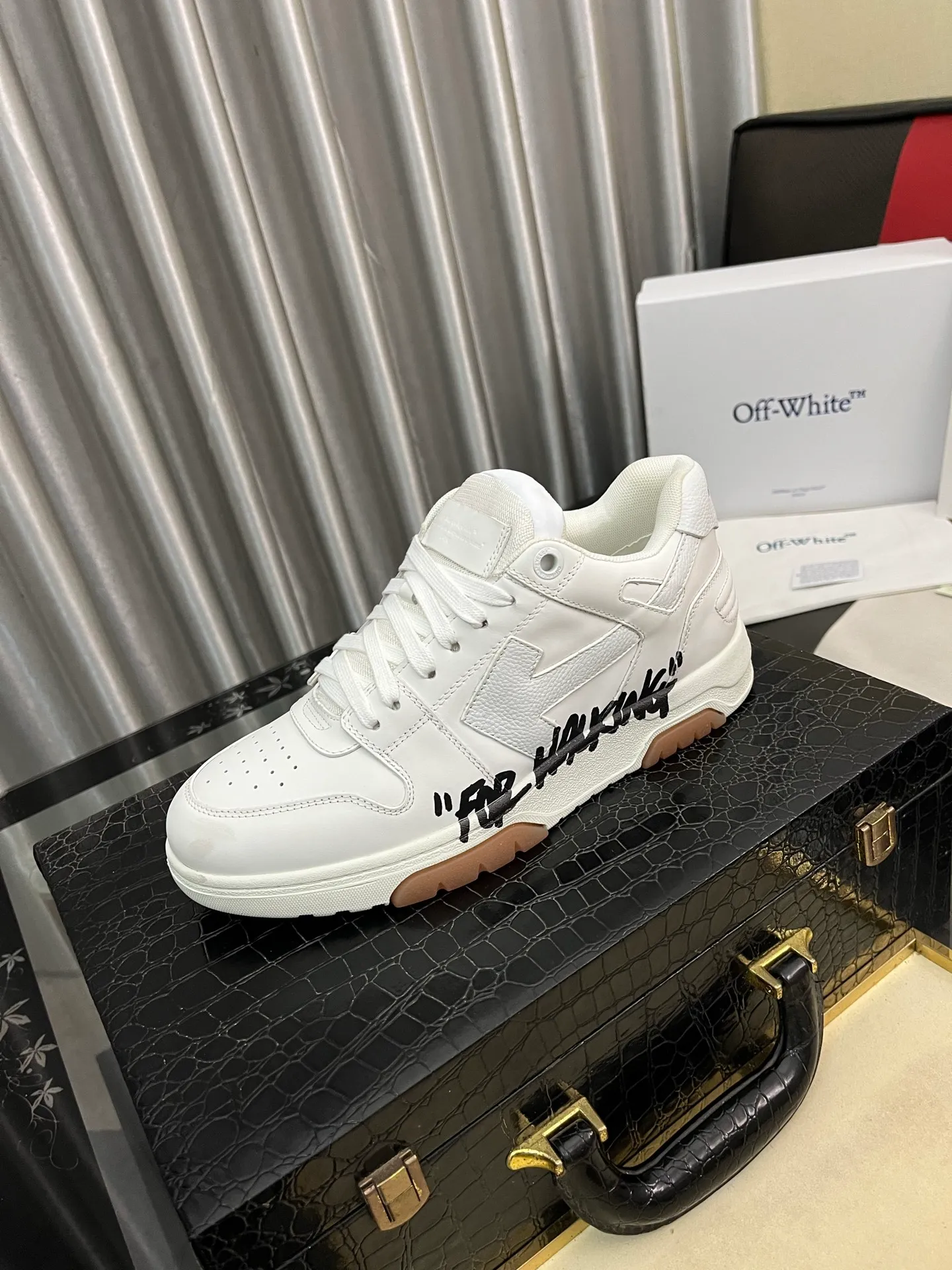 Men's shoes 💰600⌚️⌚️ OFF-White C/O VirGil Abloh fashionable and versatile casual shoes. Exclusive first release of the new model. Made of environmentally friendly cowhide leather and mesh fabric upper material. The insole is embedded with foam cushioning EVA material. The correct midsole is equipped with EVA lightweight cushioning. External tooth nail rubber outsole. The correct accessories can be customized simultaneously. Women's model: 35-40 Men's model: 39-45